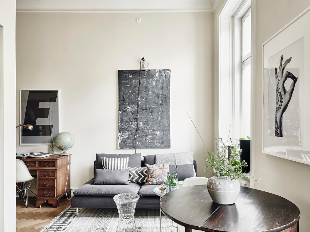 Стильный дизайн: открытая, парадная гостиная комната среднего размера в скандинавском стиле с бежевыми стенами и светлым паркетным полом без камина, телевизора - последний тренд