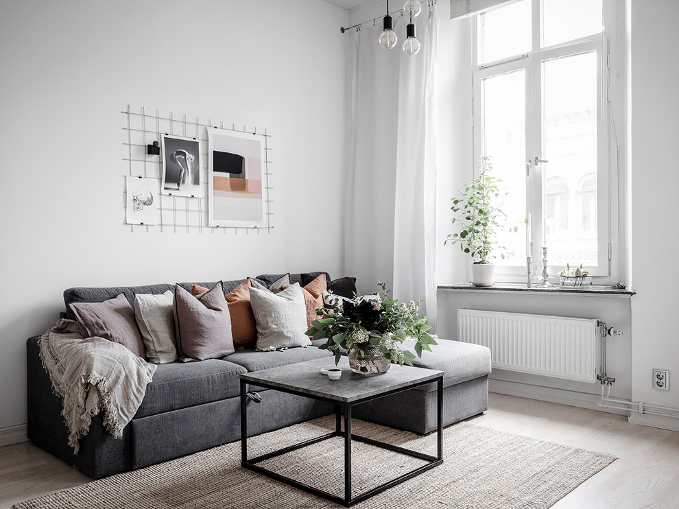 Inspiration för nordiska separata vardagsrum, med ett finrum, vita väggar, ljust trägolv och beiget golv