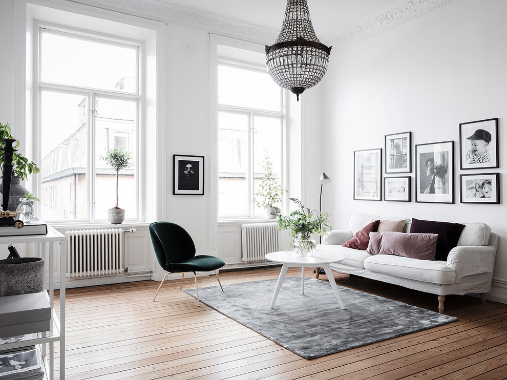 Foto på ett stort minimalistiskt vardagsrum, med vita väggar