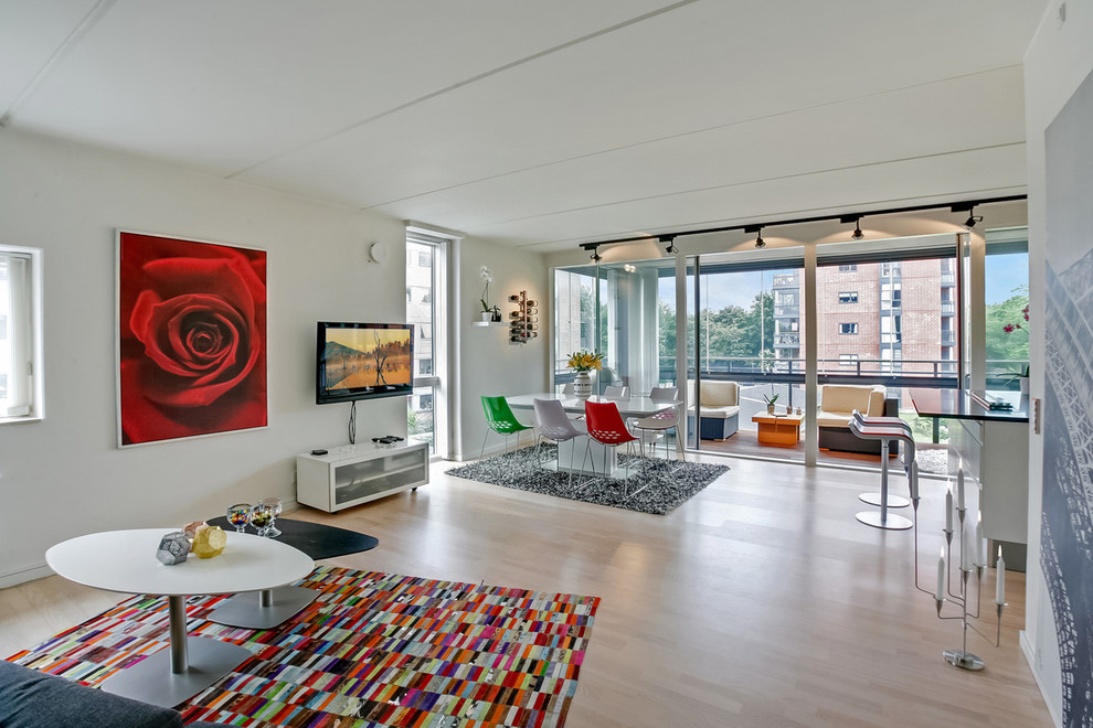 Mittelgroßes, Repräsentatives, Offenes Modernes Wohnzimmer ohne Kamin mit weißer Wandfarbe, hellem Holzboden und TV-Wand in Kopenhagen