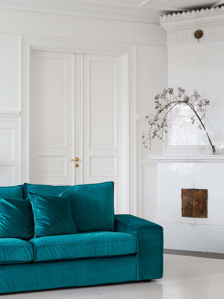 Стильный дизайн: гостиная комната в скандинавском стиле с белыми стенами, светлым паркетным полом, угловым камином, фасадом камина из плитки и белым полом - последний тренд