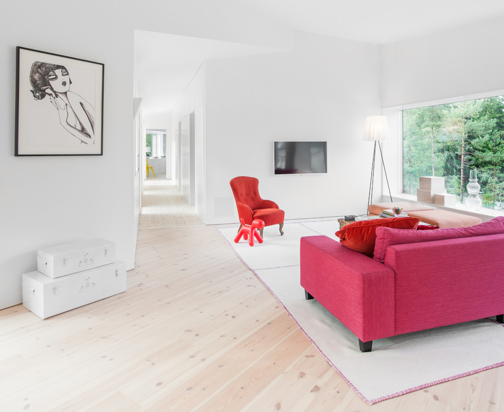 Diseño de salón para visitas abierto contemporáneo de tamaño medio sin chimenea con paredes blancas, suelo de madera clara y televisor colgado en la pared