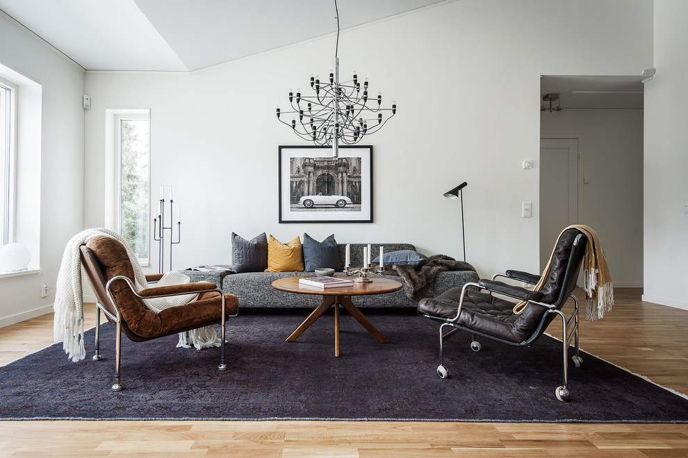 Идея дизайна: большая открытая гостиная комната в скандинавском стиле с паркетным полом среднего тона, коричневым полом и серыми стенами