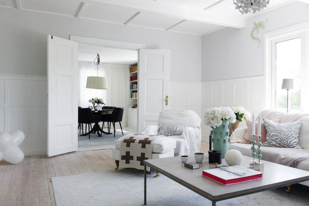 Idéer för ett klassiskt separat vardagsrum, med ett finrum, vita väggar och ljust trägolv