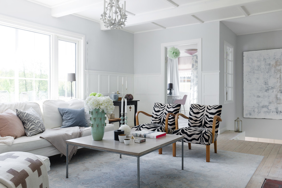 Inspiration för klassiska separata vardagsrum, med ett finrum, vita väggar och ljust trägolv