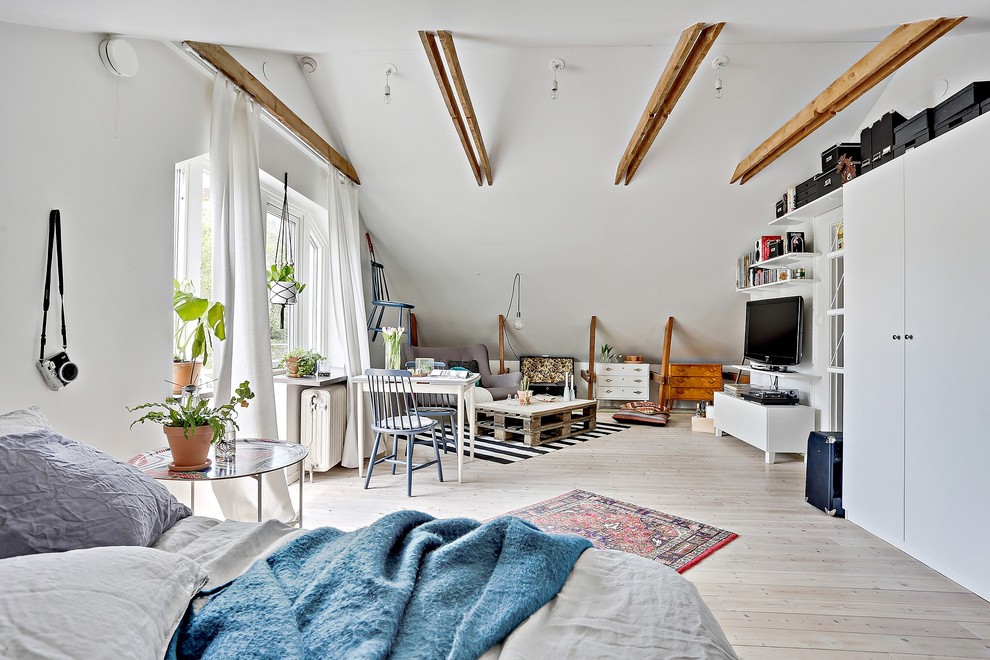 Inspiration för ett mellanstort nordiskt vardagsrum, med ett finrum, vita väggar, ljust trägolv och en fristående TV