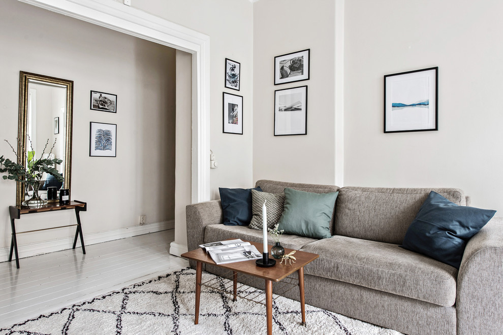 Idee per un piccolo soggiorno scandinavo chiuso con pareti bianche, pavimento in legno verniciato e pavimento bianco