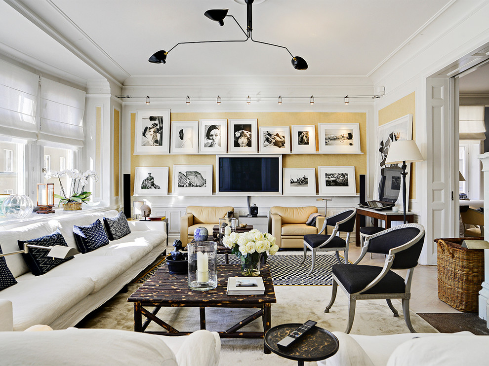 Foto di un soggiorno eclettico di medie dimensioni e aperto con sala formale, pareti gialle e parquet chiaro