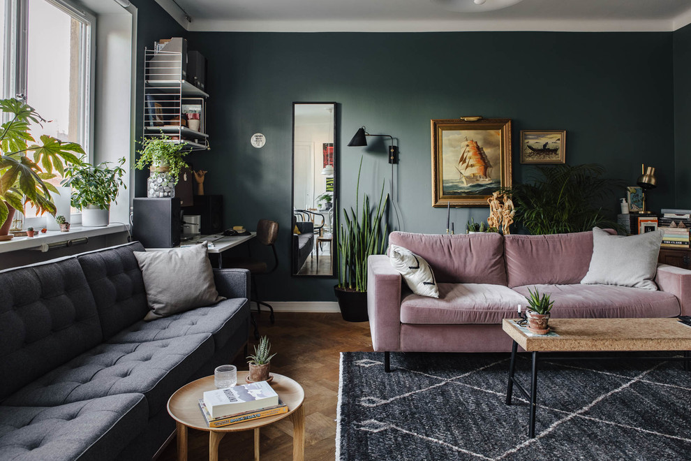 Mittelgroßes, Repräsentatives, Fernseherloses, Offenes Modernes Wohnzimmer mit blauer Wandfarbe und hellem Holzboden in Stockholm