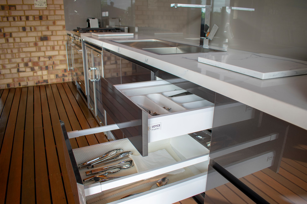 Alfresco in Booragoon, WA Modern Porch Perth by Joyce Kitchens