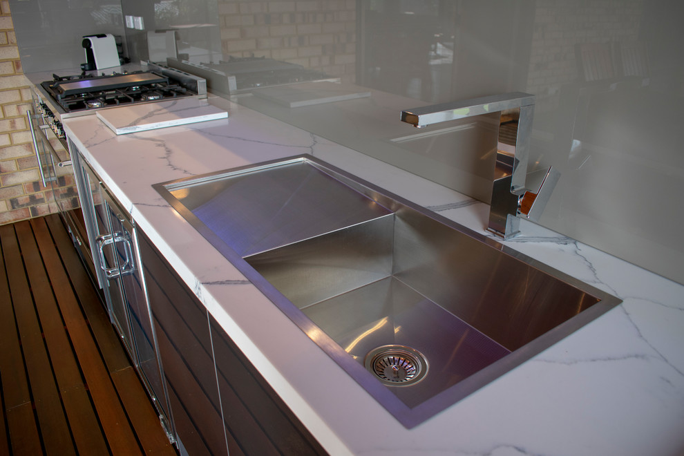 Alfresco in Booragoon, WA Modern Porch Perth by Joyce Kitchens