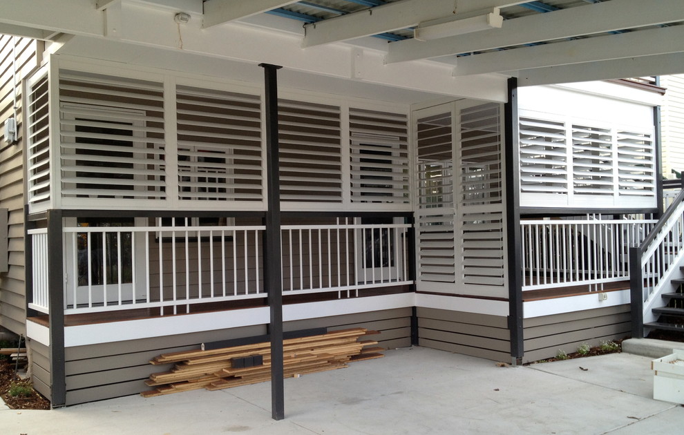 Inspiration for a medium sized modern front veranda in Brisbane with decking.