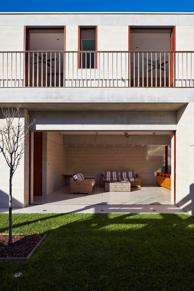 Überdachte Moderne Veranda neben dem Haus mit Betonplatten in Sydney