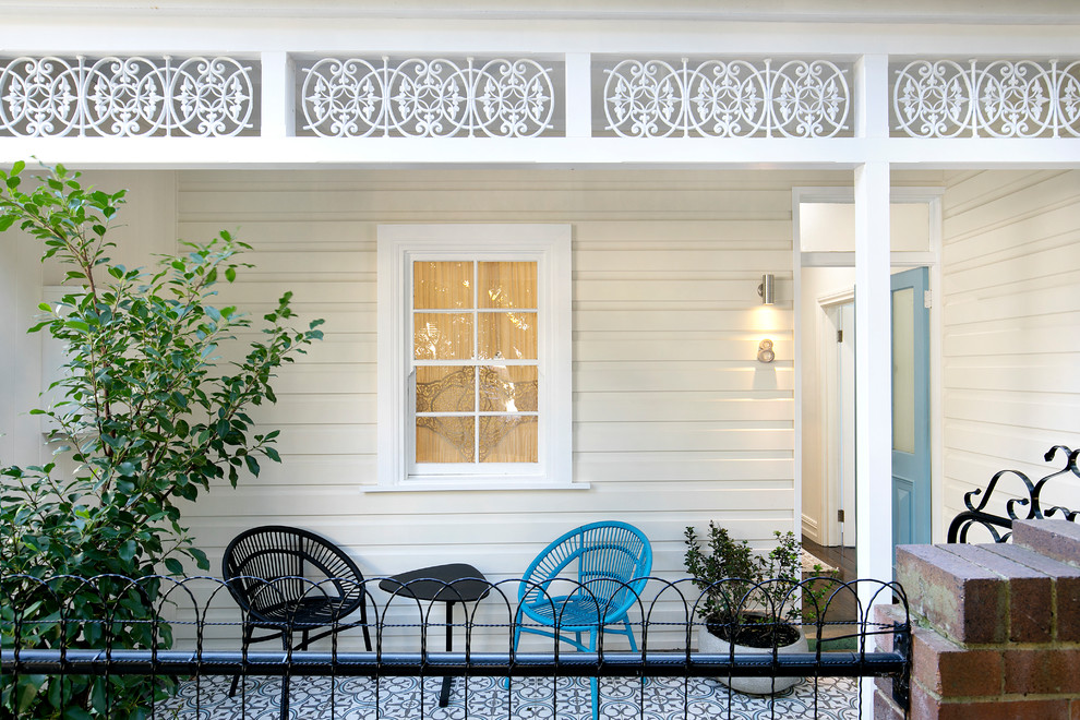 Источник вдохновения для домашнего уюта: веранда на переднем дворе в стиле неоклассика (современная классика) с покрытием из плитки и навесом