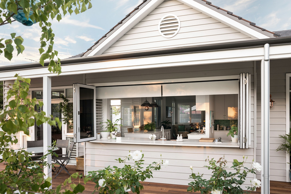 Inspiration for a timeless front porch remodel in Perth