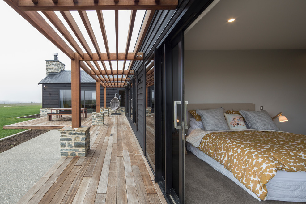 Idées déco pour un grand porche d'entrée de maison arrière contemporain avec une terrasse en bois et une pergola.