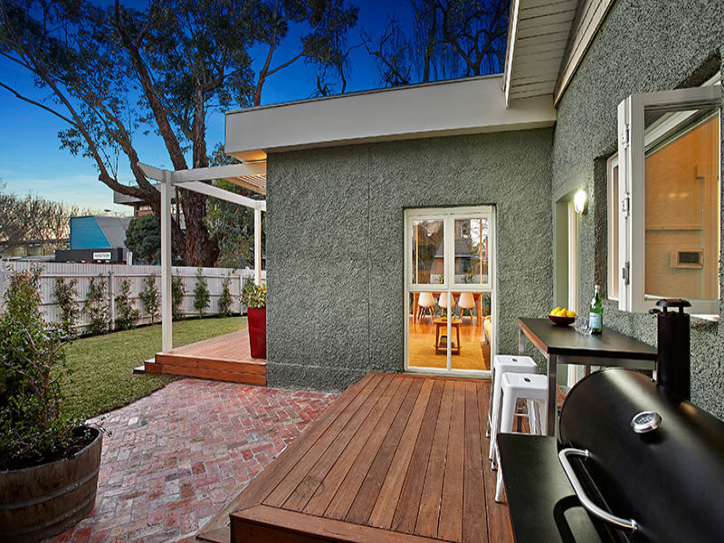 Inspiration for a small contemporary side veranda in Melbourne with an outdoor kitchen and decking.