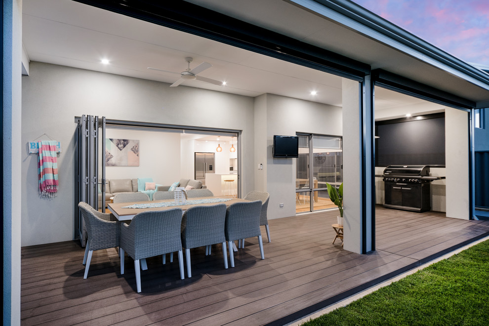Mittelgroße, Überdachte Moderne Veranda hinter dem Haus mit Outdoor-Küche und Dielen in Perth