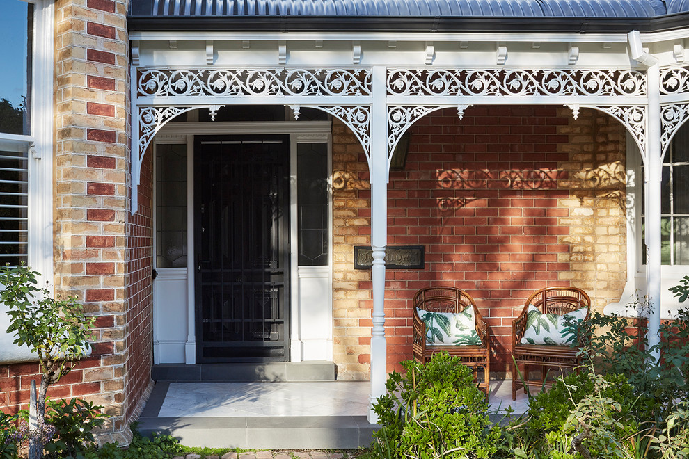 Inspiration för en mycket stor vintage veranda framför huset, med naturstensplattor