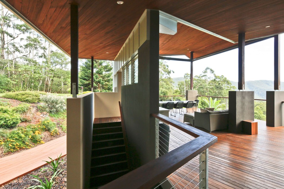 Foto på en mellanstor funkis veranda framför huset, med trädäck, takförlängning och utekök