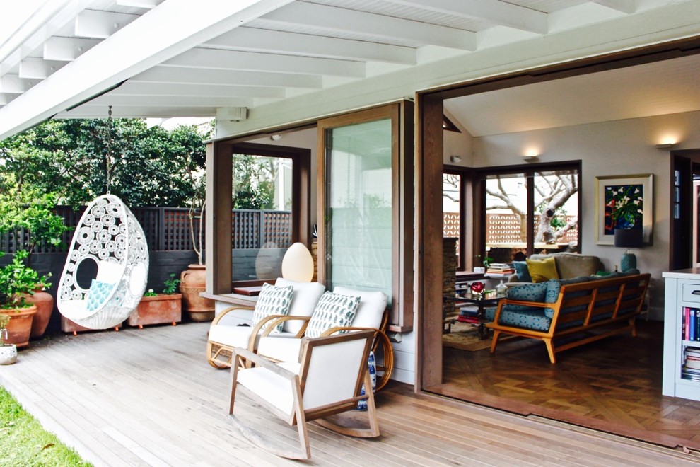 Idéer för en modern veranda framför huset, med trädäck