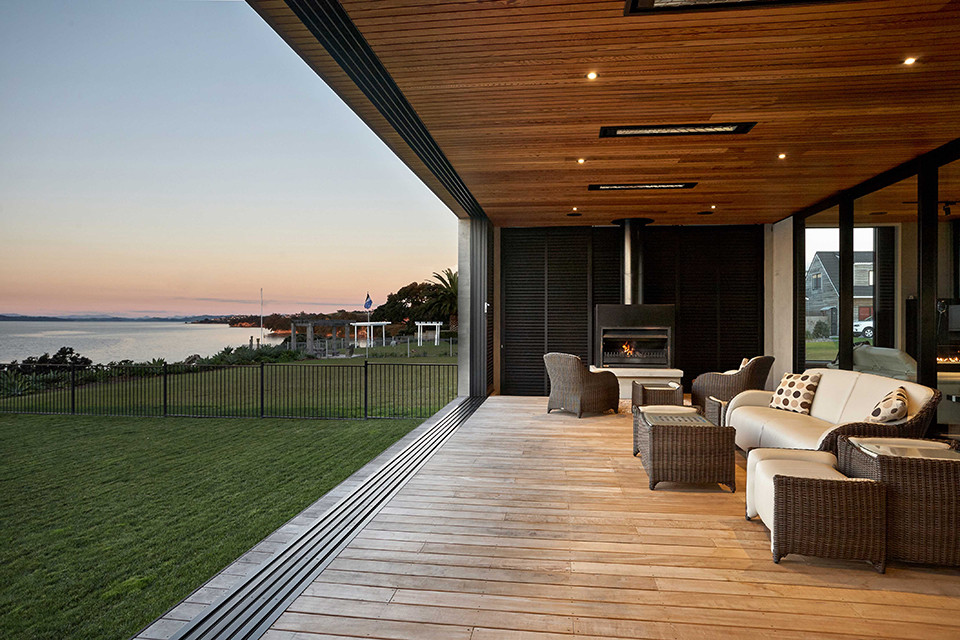 Große, Verglaste, Überdachte Maritime Veranda hinter dem Haus mit Dielen in Auckland