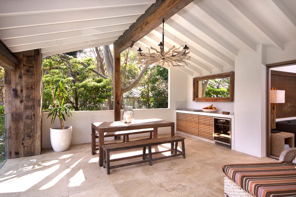 Idées déco pour un porche d'entrée de maison éclectique avec une cuisine d'été et du carrelage.