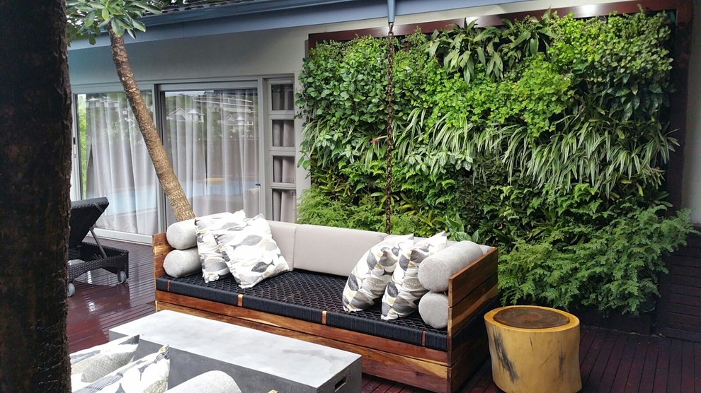 Exemple d'un porche avec un mur végétal arrière tendance de taille moyenne.