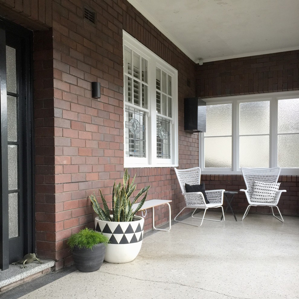Inspiration för stora moderna innätade verandor framför huset, med takförlängning