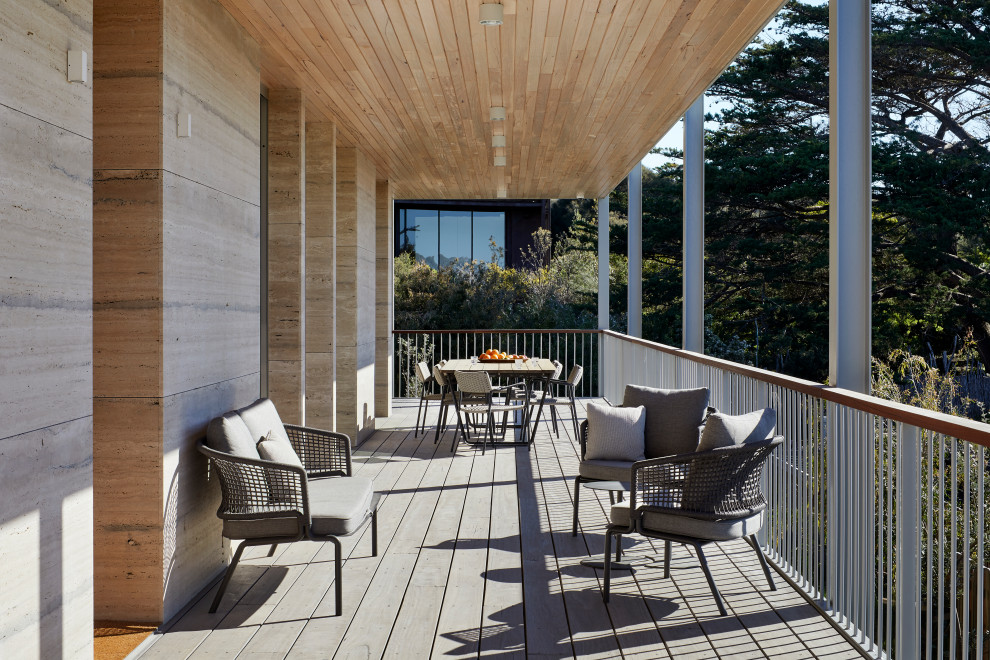 Inspiration pour un grand porche d'entrée de maison latéral marin avec une pergola et un garde-corps en matériaux mixtes.