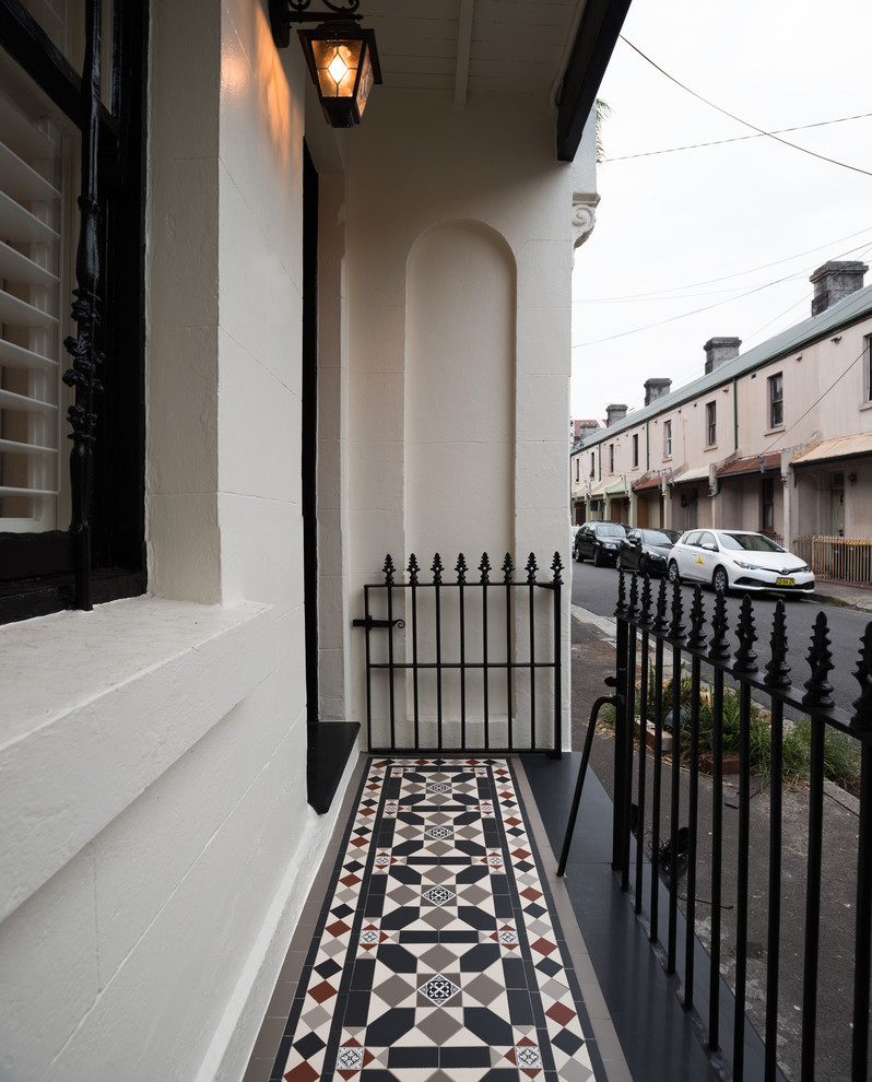 Foto di un piccolo portico vittoriano con piastrelle