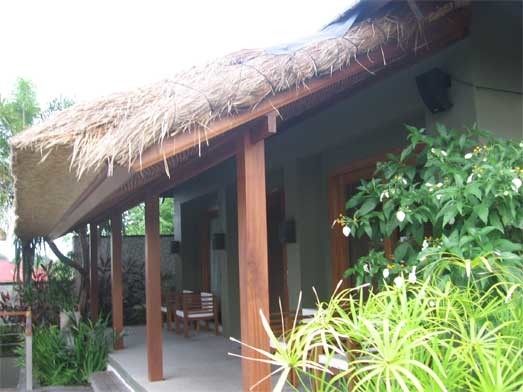 Exemple d'un porche d'entrée de maison arrière exotique de taille moyenne avec une pergola.