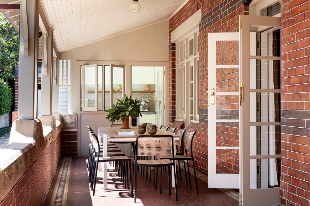 Inspiration för en vintage veranda längs med huset, med kakelplattor och takförlängning