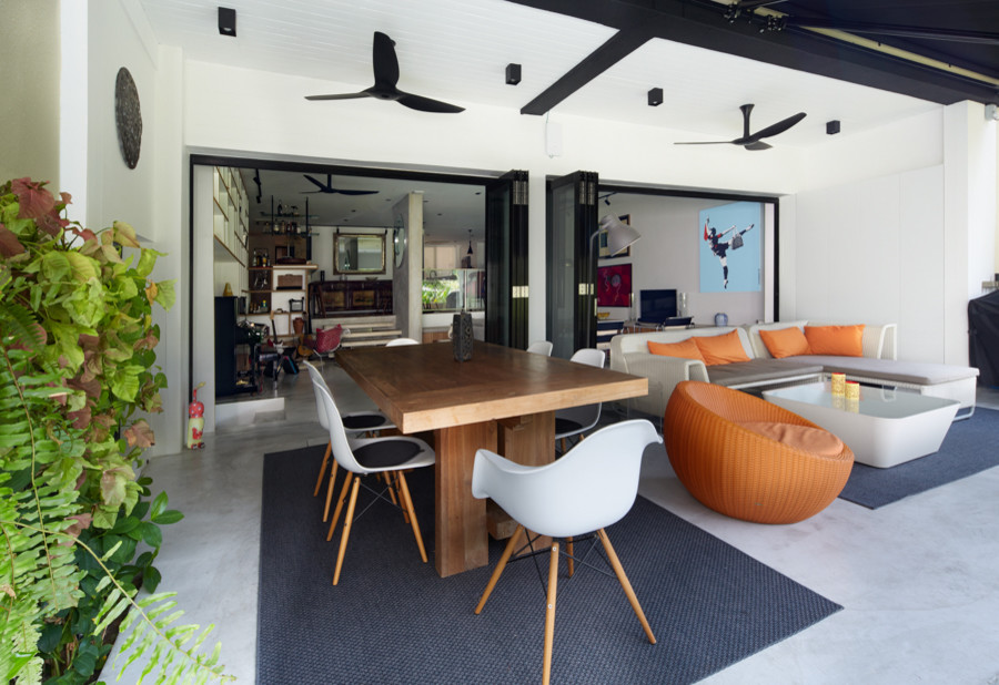 Design ideas for a contemporary veranda in Singapore.