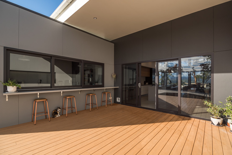 Mittelgroße, Überdachte Moderne Veranda hinter dem Haus mit Dielen in Hobart