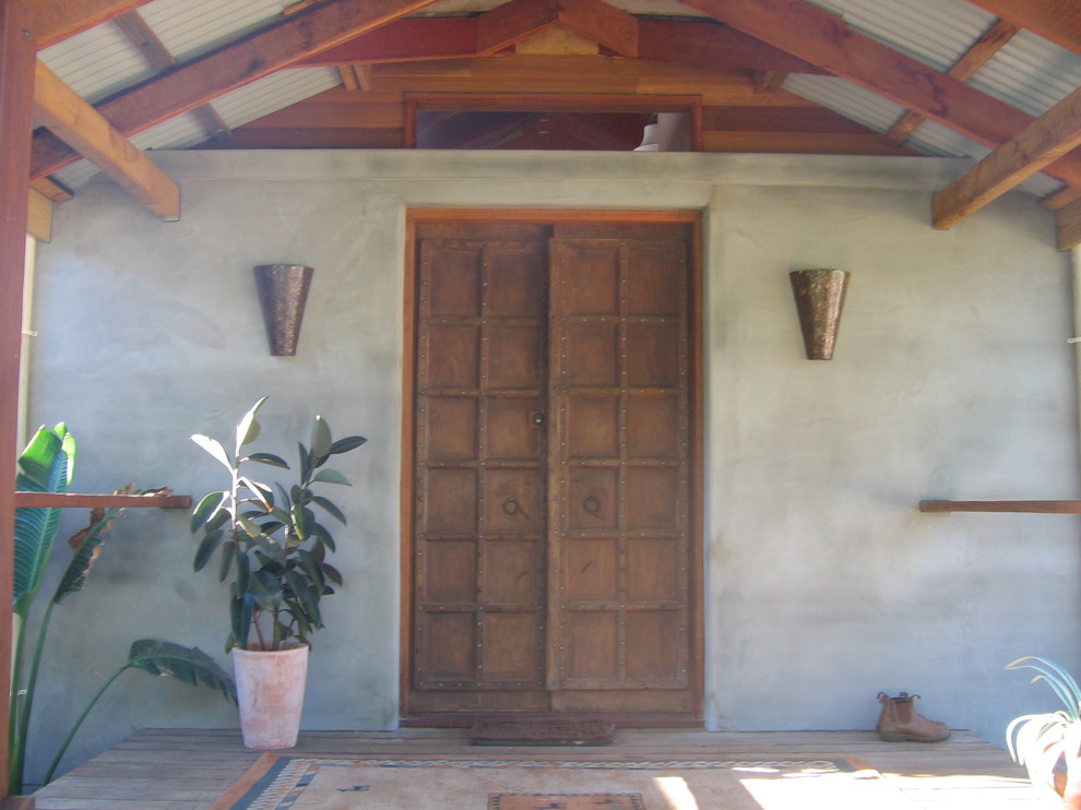 Foto di un portico country di medie dimensioni e davanti casa con pedane e un tetto a sbalzo