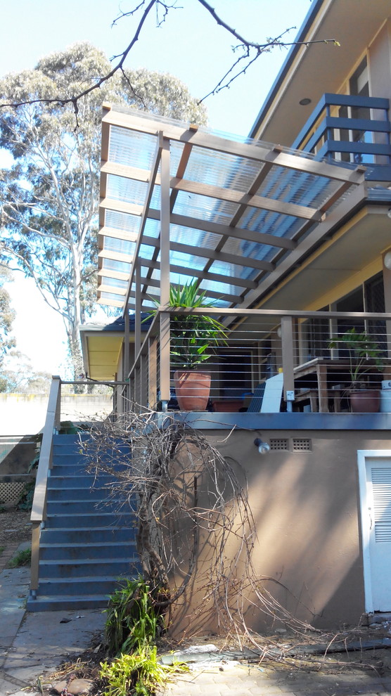 Bild på en funkis veranda på baksidan av huset