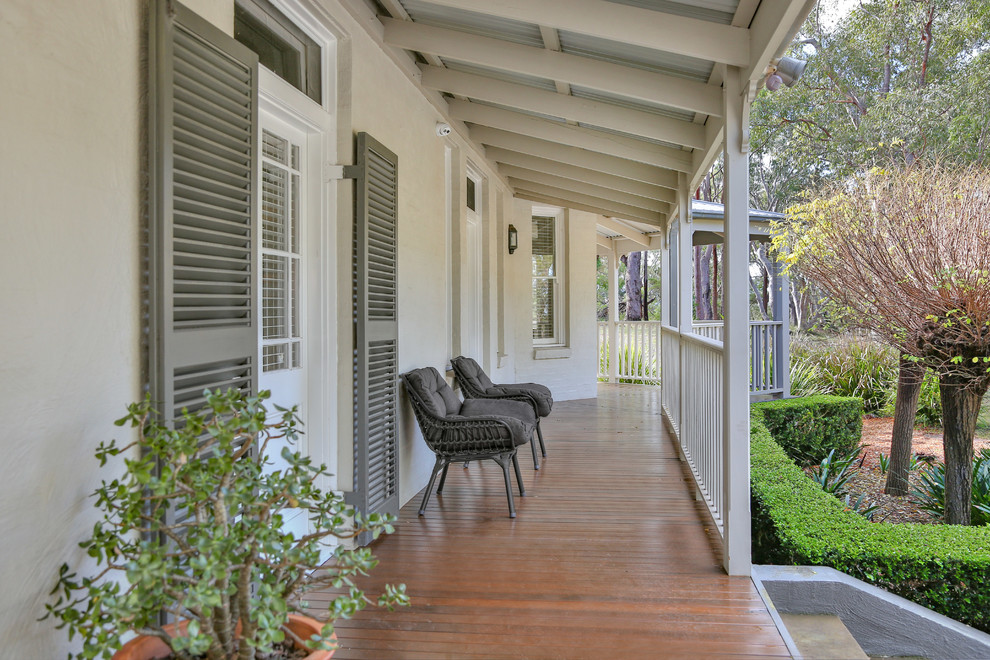 Bild på en vintage veranda, med trädäck och takförlängning