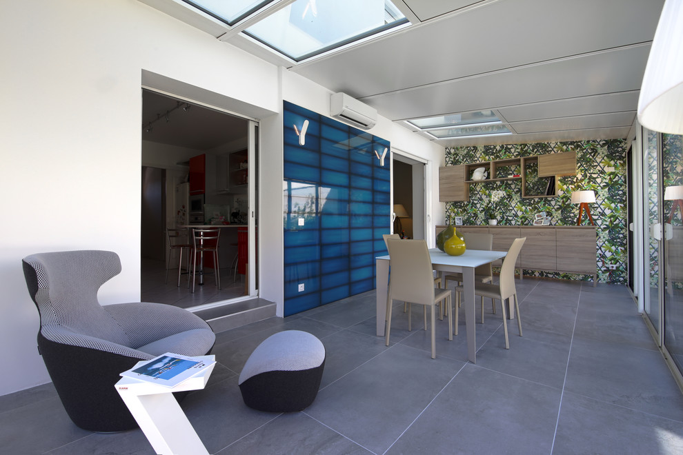 Идея дизайна: терраса среднего размера в современном стиле с полом из керамической плитки, потолочным окном и серым полом