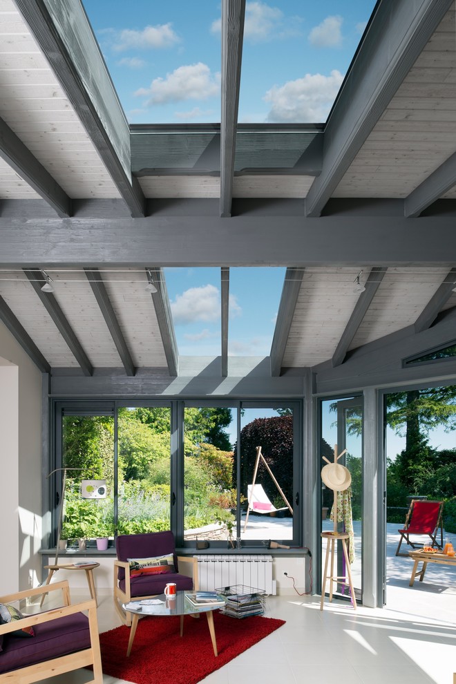 Пример оригинального дизайна: терраса среднего размера в современном стиле с потолочным окном без камина