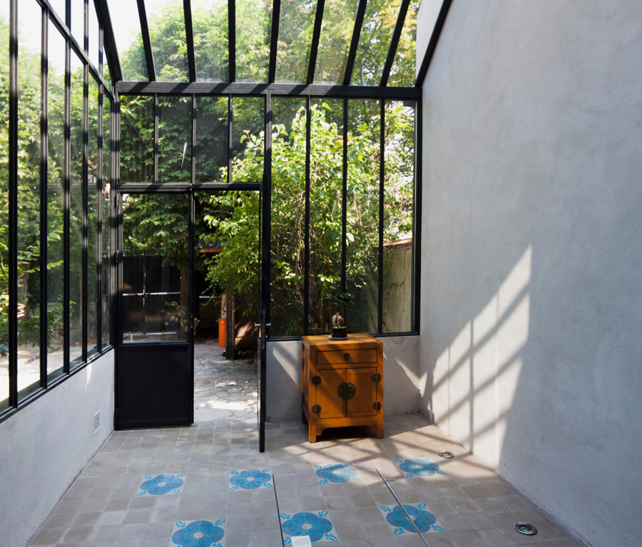 Идея дизайна: терраса среднего размера в стиле лофт с полом из керамической плитки и стеклянным потолком без камина