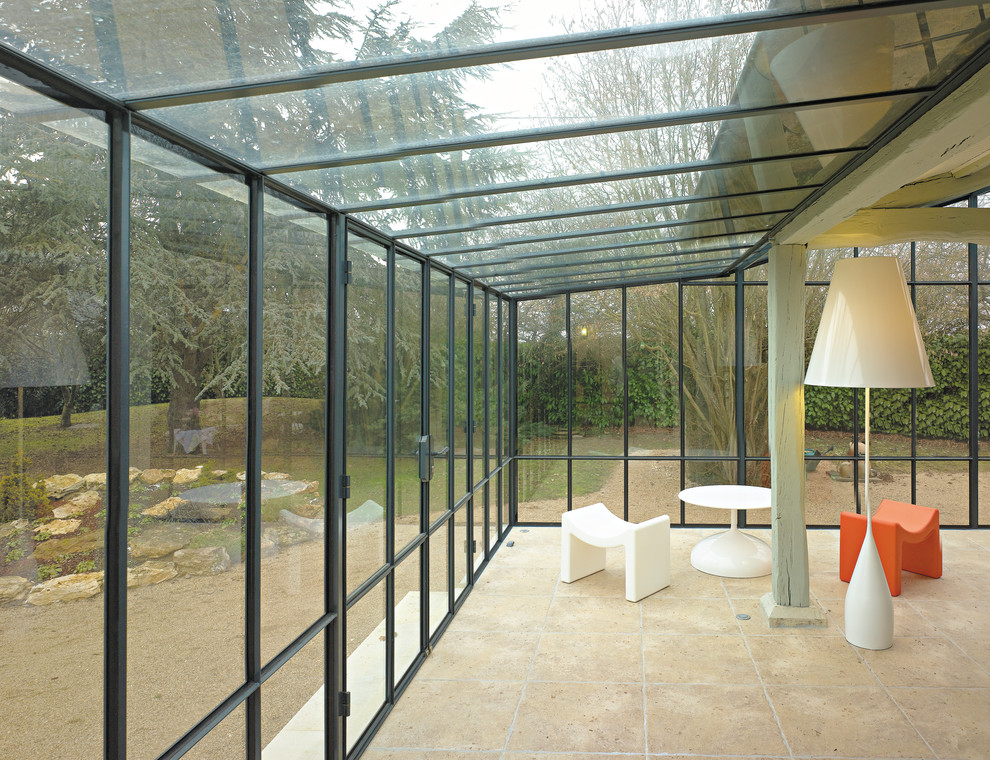 Immagine di una veranda minimal di medie dimensioni con pavimento in terracotta, pavimento beige e soffitto in vetro