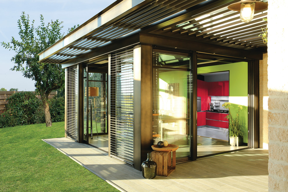 This is an example of a contemporary conservatory in Nantes.