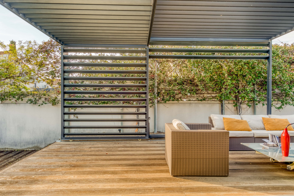 Immagine di una veranda design di medie dimensioni con parquet chiaro, nessun camino e pavimento marrone