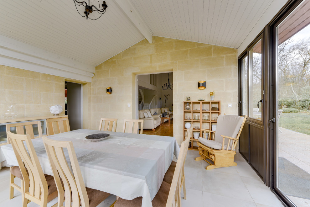 Modern inredning av ett mellanstort uterum, med klinkergolv i keramik, tak och vitt golv