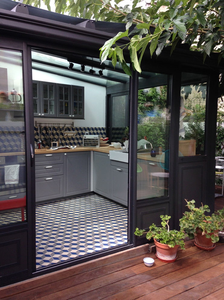 Immagine di una veranda design di medie dimensioni con pavimento con piastrelle in ceramica, nessun camino e soffitto in vetro