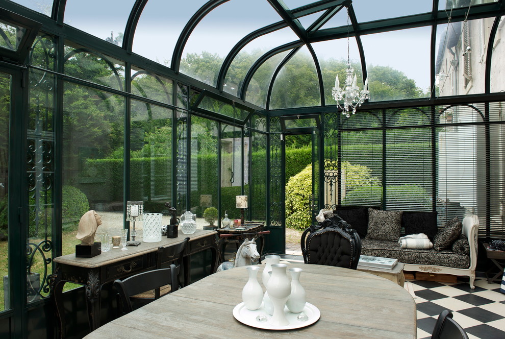 Photo of a farmhouse conservatory in Paris.