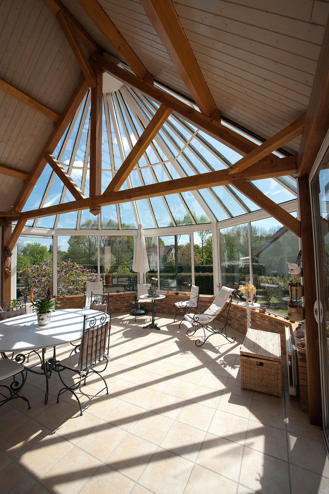 Идея дизайна: терраса в стиле неоклассика (современная классика) с полом из керамической плитки и стеклянным потолком