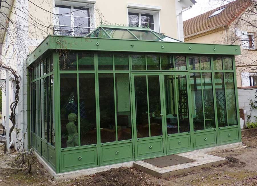 Inspiration for a medium sized victorian conservatory in Paris with no fireplace and a skylight.