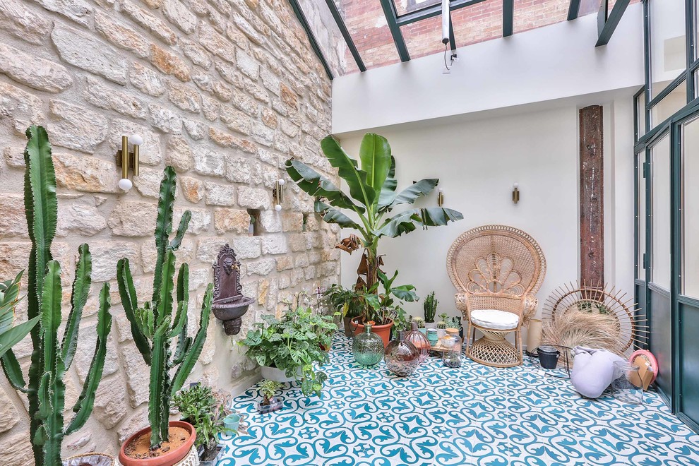 Esempio di una grande veranda tropicale con pavimento con piastrelle in ceramica, soffitto in vetro e pavimento blu